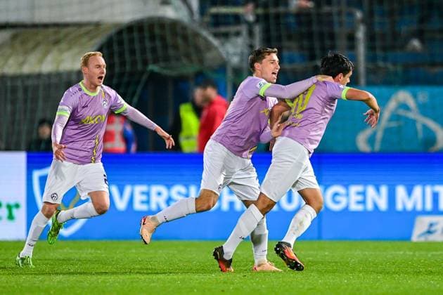 Wuerzburg players with goal celebration, celebrate the goal, goal, celebration, celebration of the goal to 0 1 by Eroll Zejnullahu Wuerzburg, 10 1 v re , optimistic, action, action, 31 10 2025, Unterhaching Germany , Football, Regionalliga Bayern, SpVgg Unterhaching FC Würzburger Kickers xslx