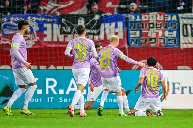 Wuerzburg players with goal celebration, celebrate the goal, goal, celebration, celebration of the goal to 0 1 by Eroll Zejnullahu Wuerzburg, 10 1 v re , optimistic, action, action, 31 10 2025, Unterhaching Germany , Football, Regionalliga Bayern, SpVgg Unterhaching FC Würzburger Kickers xslx