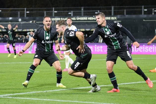 31 10 2025, xmohx, Soccer 2 Bundesliga, SV Elversberg Hannover 96 v l Goal celebration at Benjamin Källmann Hannover 96 after the own goal to 1 1 DFL DFB REGULATIONS PROHIBIT ANY USE OF PHOTOGRAPHS as IMAGE SEQUENCES and or QUASI VIDEO Elversberg