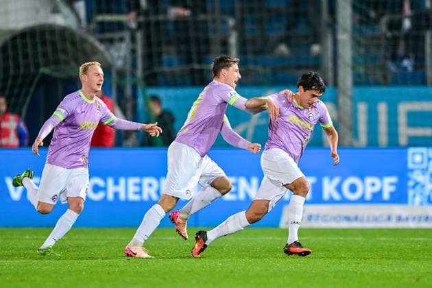 Wuerzburg players with goal celebration, celebrate the goal, goal, celebration, celebration of the goal to 0 1 by Eroll Zejnullahu Wuerzburg, 10 1 v re , optimistic, action, action, 31 10 2025, Unterhaching Germany , Football, Regionalliga Bayern, SpVgg Unterhaching FC Würzburger Kickers xslx