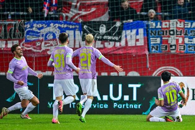 Wuerzburg players with goal celebration, celebrate the goal, goal, celebration, celebration of the goal to 0 1 by Eroll Zejnullahu Wuerzburg, 10 1 v re , optimistic, action, action, 31 10 2025, Unterhaching Germany , Football, Regionalliga Bayern, SpVgg Unterhaching FC Würzburger Kickers xslx
