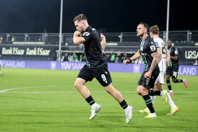 31 10 2025, xmohx, Soccer 2 Bundesliga, SV Elversberg Hannover 96 v l Goal celebration at Benjamin Källmann Hannover 96 after the own goal to 1 1 DFL DFB REGULATIONS PROHIBIT ANY USE OF PHOTOGRAPHS as IMAGE SEQUENCES and or QUASI VIDEO Elversberg