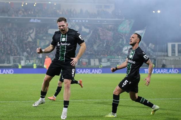 31 10 2025, xmohx, Soccer 2 Bundesliga, SV Elversberg Hannover 96 v l Goal celebration at Benjamin Källmann Hannover 96 after the own goal to 1 1 DFL DFB REGULATIONS PROHIBIT ANY USE OF PHOTOGRAPHS as IMAGE SEQUENCES and or QUASI VIDEO Elversberg