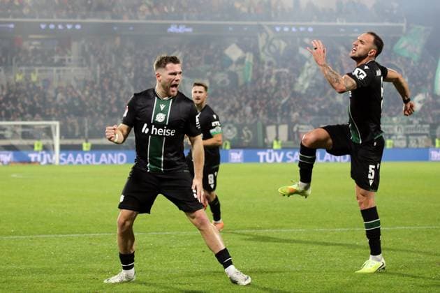 31 10 2025, xmohx, Soccer 2 Bundesliga, SV Elversberg Hannover 96 v l Goal celebration at Benjamin Källmann Hannover 96 after the own goal to 1 1 DFL DFB REGULATIONS PROHIBIT ANY USE OF PHOTOGRAPHS as IMAGE SEQUENCES and or QUASI VIDEO Elversberg