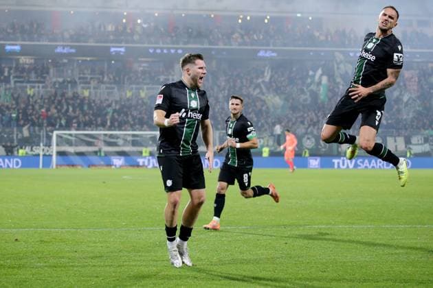 31 10 2025, xmohx, Soccer 2 Bundesliga, SV Elversberg Hannover 96 v l Benjamin Källmann Hannover 96 and Virgil Ghita Hannover 96 celebrate the goal after the own goal to 1 1 DFL DFB REGULATIONS PROHIBIT ANY USE OF PHOTOGRAPHS as IMAGE SEQUENCES and or QUASI VIDEO Elversberg