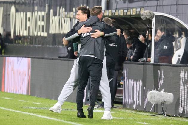 31 10 2025, xmohx, Fußball 2 Bundesliga, SV Elversberg Hannover 96 v l Torjubel Trainer Vincent Wagner SV Elversberg Maik Franz SV Elversberg after the goal to 1 0 DFL DFB REGULATIONS PROHIBIT ANY USE OF PHOTOGRAPHS as IMAGE SEQUENCES and or QUASI VIDEO Elversberg