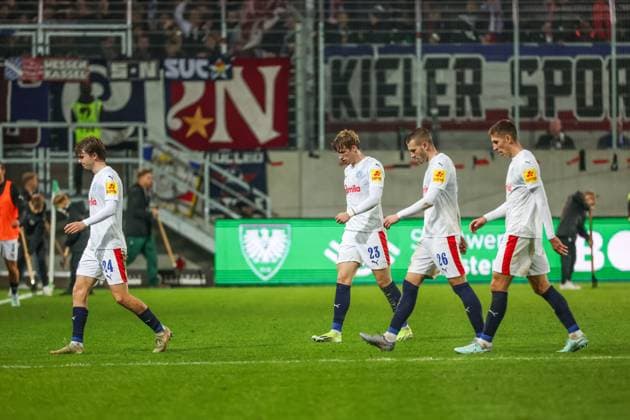 31 10 2025, 2 Bundesliga, Matchday 11, Preußen Münster Holstein Kiel, f l Magnus Knudsen Holstein Kiel , Lasse Rosenboom Holstein Kiel , David Zec Holstein Kiel walk off the pitch Münster Preußen Stadion NRW Germany xRHR PHOTO DEx Copyright: RHR-FOTOx RHR-FOTO DE