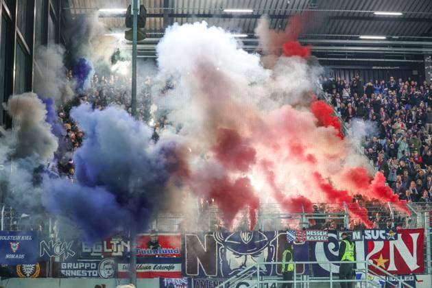 31 10 2025, 2 Bundesliga, Matchday 11, Preußen Münster Holstein Kiel, Fans of Holstein Kiel ignite pyrotechnics Münster Preußen Stadion NRW Germany xRHR PHOTO DEx Copyright: RHR-FOTOx RHR-FOTO DE