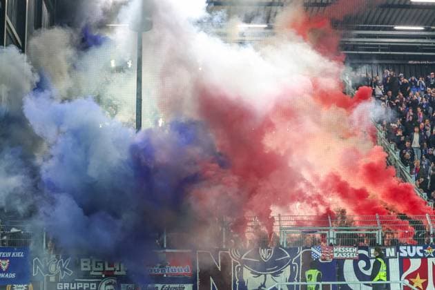 31 10 2025, 2 Bundesliga, Matchday 11, Preußen Münster Holstein Kiel, Fans of Holstein Kiel ignite pyrotechnics Münster Preußen Stadion NRW Germany xRHR PHOTO DEx Copyright: RHR-FOTOx RHR-FOTO DE