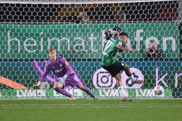 Oliver Batista Meier Preußen Münster converts the penalty at the 2nd attempt to 1 1 31 10 2025, Fußball 2 Bundesliga, Saison 2025 2026, 11 Spieltag, Preußen Münster Holstein Kiel DFL regulations prohibit any use of photographs as image sequences and or quasi video Muenster Preussenstadion Nordrhein Westfalen Germany Team2