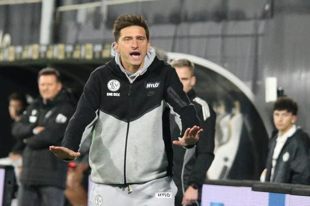 31 10 2025, xmohx, Soccer 2 Bundesliga, SV Elversberg Hannover 96 v l Coach Vincent Wagner SV Elversberg gives instructions, gesticulates, gesticulate with arms gives instructions, gesticulate DFL DFB REGULATIONS PROHIBIT ANY USE OF PHOTOGRAPHS as IMAGE SEQUENCES and or QUASI VIDEO Elversberg