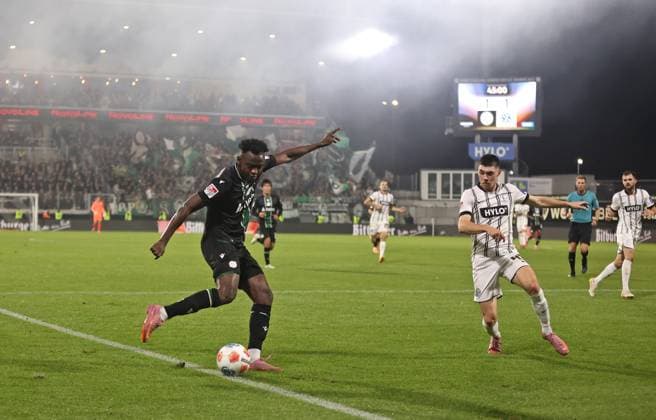 31 10 2025, Football, Men, 2 Bundesliga, Season 2025 2026, SV 07 Elversberg Hannover 96, Mustapha Bundu Hannover 96 Felix Keidel SV 07 Elversberg Elversberg Ursapharm Arena an der Kaiserlinde Saarland Germany EN Copyright: xSebastianxBachx