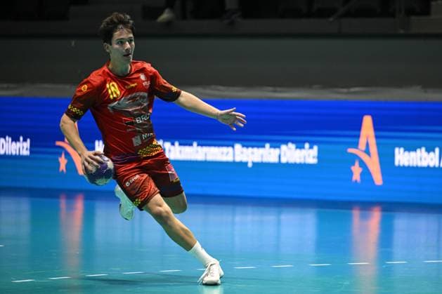 Romania v Kosovo - Men’s U-18 European Handball Championship Qualifiers ANKARA, TURKIYE - OCTOBER 31: Loan Rales Cohn (10) of Romania in action during Men’s U-18 European Handball Championship qualifiers handball match between Romania and Kosovo at Prof. Dr. Yasar Sevim Handball Hall in Ankara, Turkiye on October 31, 2025. Muhammed Abdullah Kurtar Anadolu Ankara Turkey. Editorial use only. Please get in touch for any other usage.  Copyright: x2025xAnadoluxMuhammedxAbdullahxKurtarx