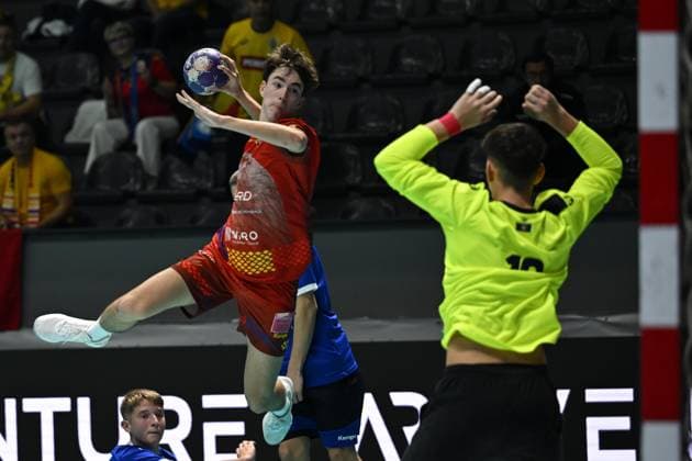 Romania v Kosovo - Men’s U-18 European Handball Championship Qualifiers ANKARA, TURKIYE - OCTOBER 31: Alexandru Din (3) of Romania in action during Men’s U-18 European Handball Championship qualifiers handball match between Romania and Kosovo at Prof. Dr. Yasar Sevim Handball Hall in Ankara, Turkiye on October 31, 2025. Muhammed Abdullah Kurtar Anadolu Ankara Turkey. Editorial use only. Please get in touch for any other usage.  Copyright: x2025xAnadoluxMuhammedxAbdullahxKurtarx