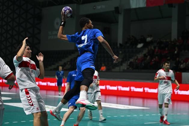Italy v Turkiye - Men’s U-18 European Handball Championship ANKARA, TURKIYE - OCTOBER 31: Francesco Skuarzon Imhenrion (7) of Italy in action during the Group A of the Men s U-18 European Handball Championship qualifiers handball match between Italy and Turkiye at Yasar Sevim Handball Hall in Ankara, Turkiye on October 31, 2025. Muhammed Abdullah Kurtar Anadolu Ankara Turkey. Editorial use only. Please get in touch for any other usage.  Copyright: x2025xAnadoluxMuhammedxAbdullahxKurtarx
