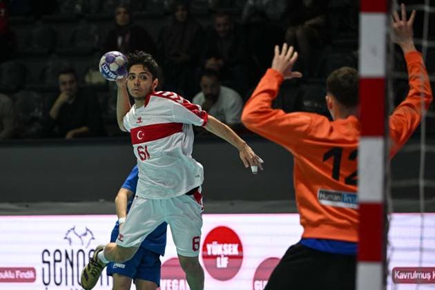Turkiye v Italy - U18 European Handball Championship Qualification ANKARA, TURKIYE - OCTOBER 31: Yunus Efe Sahin (61) of Turkiye competes during the Men s U18 European Handball Championship Qualification Group A match between Turkiye and Italy at Prof. Dr. Yasar Sevim Handball Hall, on October 31, 2025, in Ankara, Turkiye. Muhammed Abdullah Kurtar Anadolu Ankara Turkey. Editorial use only. Please get in touch for any other usage.  Copyright: x2025xAnadoluxMuhammedxAbdullahxKurtarx