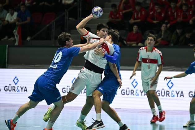 Turkiye v Italy - U18 European Handball Championship Qualification ANKARA, TURKIYE - OCTOBER 31: Batu Karabicak (33) of Turkiye competes during the Men s U18 European Handball Championship Qualification Group A match between Turkiye and Italy at Prof. Dr. Yasar Sevim Handball Hall, on October 31, 2025, in Ankara, Turkiye. Muhammed Abdullah Kurtar Anadolu Ankara Turkey. Editorial use only. Please get in touch for any other usage.  Copyright: x2025xAnadoluxMuhammedxAbdullahxKurtarx