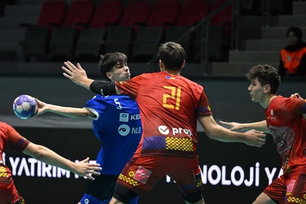 Romania v Kosovo - European Handball Championship Qualifiers ANKARA, TURKIYE - OCTOBER 31: Lorik Kelmendi (5) of Kosovo in action during European Handball Championship Qualifiers Group A match between Romania and Kosovo at Prof. Dr. Yasar Sevim Handball Hall in Ankara, Turkiye on October 31, 2025. Muhammed Abdullah Kurtar Anadolu Ankara Turkey. Editorial use only. Please get in touch for any other usage.  Copyright: x2025xAnadoluxMuhammedxAbdullahxKurtarx