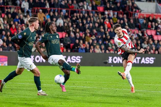 EINDHOVEN , 31-10-2025 , Philips Stadium , season 2025 2026 , Dutch football Eredivisie , match between PSV and Fortuna , picture shows goal attempt by PSV player Dennis Man PSV - Fortuna  x31782410x Copyright: