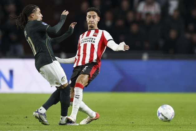 EINDHOVEN - (L-R) Makan Aiko of Fortuna Sittard and Anass Salah-Eddine of PSV Eindhoven during the Dutch Eredivisie match between PSV Eindhoven and Fortuna Sittard at the Phillips Stadium on October 31, 2025, in Eindhoven, Netherlands. ANP IRIS VAN DEN BROEK Eredivisie 2025-2026 xVIxANPxSportx xxANPxIVx 540850964 originalFilename: 540850964.jpg