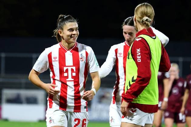 21 09 2025, xsscx, Frauen Fußball, 1 FC Koeln 1 FC Nuernberg, 1 Fußball Bundesliga, 3 Spieltag, Franz Kremer Stadion, Saison 2025 2026 Glueckwuensche der Mitspielerinnen zur Halbzeitpause nach dem Tore zum 3 0 an Torschützin Martyna Wiankowska 1 FC Koeln 26 DFB regulations prohibit any use of photographs as image sequences and or quasi video Nordrhein Westfalen Deutschland Nordrhein Westfalen Germany