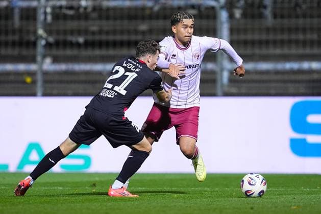 31 10 2025, xydrx, Fußball, 3 Liga, FC Viktoria Köln FC Ingolstadt 04, Saison 2025 2026, Sportpark Höhenberg Lucas Wolf FC Viktoria Köln 21 im Zweikampf gegen Yann Sturm FC Ingolstadt 7 DFB regulations prohibit any use of photographs as image sequences and or quasi video Nordrhein Westfahlen Germany