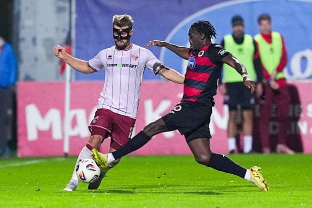 31 10 2025, xydrx, Fußball, 3 Liga, FC Viktoria Köln FC Ingolstadt 04, Saison 2025 2026, Sportpark Höhenberg Yannick Deichmann FC Ingolstadt 20 im Zweikampf gegen Frank Ronstadt FC Viktoria Köln 34 DFB regulations prohibit any use of photographs as image sequences and or quasi video Nordrhein Westfahlen Germany