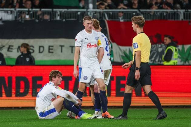 31 10 2025, 2 Bundesliga, Matchday 11, Preußen Münster Holstein Kiel, Lasse Rosenboom Holstein Kiel is injured Münster Preußen Stadion NRW Germany xRHR PHOTO DEx Copyright: RHR-FOTOx RHR-FOTO DE