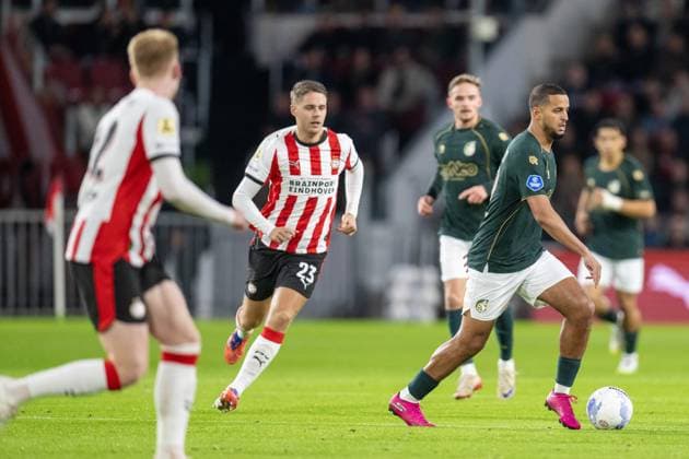 EINDHOVEN , 31-10-2025 , Philips Stadium , season 2025 2026 , Dutch Eredivisie football , match between PSV - Fortuna Sittard , picture shows Fortuna Sittard player Mo Ihattaran PSV player Joey Veerman PSV - Fortuna  x31782427x Copyright: