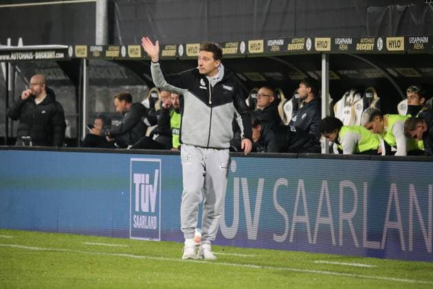 31 10 2025, xmohx, Soccer 2 Bundesliga, SV Elversberg Hannover 96 v l Coach Vincent Wagner SV Elversberg gives instructions, gesticulates, gesticulate with arms gives instructions, gesticulate DFL DFB REGULATIONS PROHIBIT ANY USE OF PHOTOGRAPHS as IMAGE SEQUENCES and or QUASI VIDEO Elversberg
