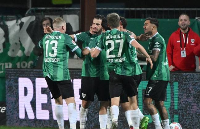 Jubel Münster 2 1, Torschütze Yassine Bouchama Preußen Münster , 2 v li , wird gefeiert 31 10 2025, Fussball 2 Bundesliga, Saison 2025 2026, 11 Spieltag, Preußen Münster Holstein Kiel DFL regulations prohibit any use of photographs as image sequences and or quasi video Muenster Preussenstadion Nordrhein Westfalen Germany Team2