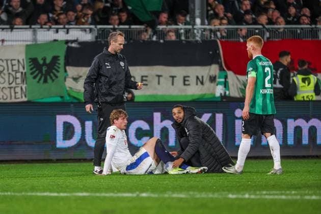 31 10 2025, 2 Bundesliga, Matchday 11, Preußen Münster Holstein Kiel, Lasse Rosenboom Holstein Kiel is injured Münster Preußen Stadion NRW Germany xRHR PHOTO DEx Copyright: RHR-FOTOx RHR-FOTO DE