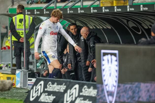 31 10 2025, 2 Bundesliga, Matchday 11, Preußen Münster Holstein Kiel, Lasse Rosenboom Holstein Kiel has to leave the pitch injured Münster Preußen Stadion NRW Germany xRHR PHOTO DEx Copyright: RHR-FOTOx RHR-FOTO DE