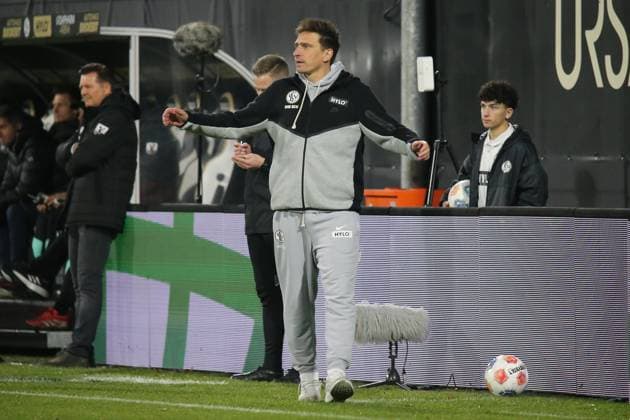31 10 2025, xmohx, Soccer 2 Bundesliga, SV Elversberg Hannover 96 v l Coach Vincent Wagner SV Elversberg gives instructions, gesticulates, gesticulate with arms gives instructions, gesticulate DFL DFB REGULATIONS PROHIBIT ANY USE OF PHOTOGRAPHS as IMAGE SEQUENCES and or QUASI VIDEO Elversberg