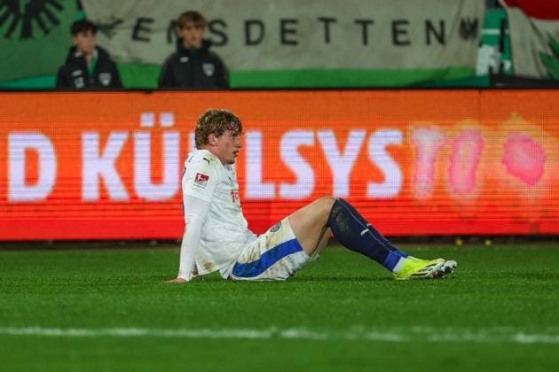 31 10 2025, 2 Bundesliga, Matchday 11, Preußen Münster Holstein Kiel, Lasse Rosenboom Holstein Kiel is injured Münster Preußen Stadion NRW Germany xRHR PHOTO DEx Copyright: RHR-FOTOx RHR-FOTO DE