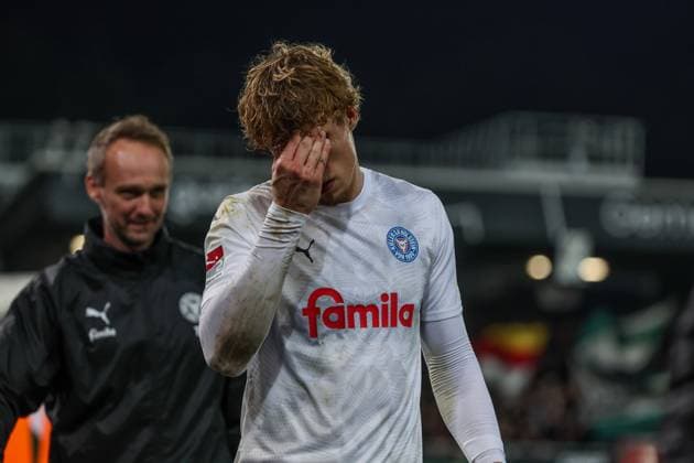 31 10 2025, 2 Bundesliga, Matchday 11, Preußen Münster Holstein Kiel, Lasse Rosenboom Holstein Kiel has to leave the pitch injured Münster Preußen Stadion NRW Germany xRHR PHOTO DEx Copyright: RHR-FOTOx RHR-FOTO DE