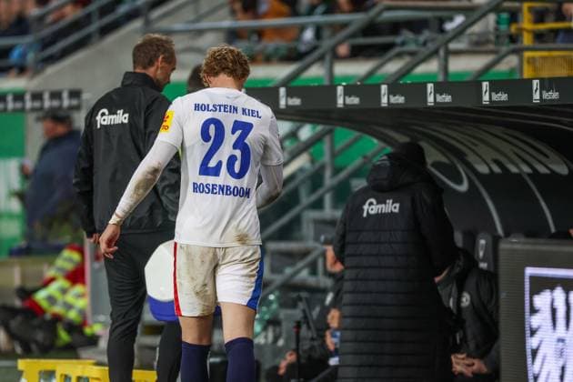 31 10 2025, 2 Bundesliga, Matchday 11, Preußen Münster Holstein Kiel, Lasse Rosenboom Holstein Kiel has to leave the pitch injured Münster Preußen Stadion NRW Germany xRHR PHOTO DEx Copyright: RHR-FOTOx RHR-FOTO DE