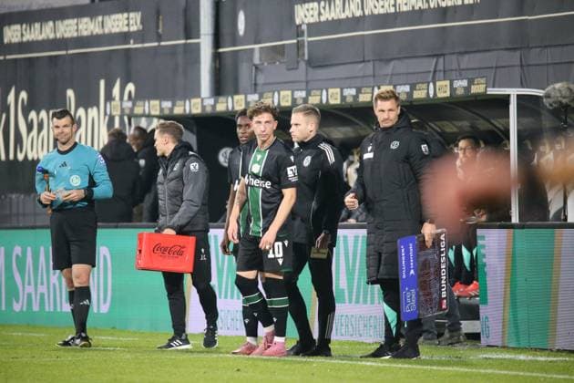 31 10 2025, xmohx, Soccer 2 Bundesliga, SV Elversberg Hannover 96 v l Jannik Rochelt Hannover 96 Substitution DFL DFB REGULATIONS PROHIBIT ANY USE OF PHOTOGRAPHS as IMAGE SEQUENCES and or QUASI VIDEO Elversberg