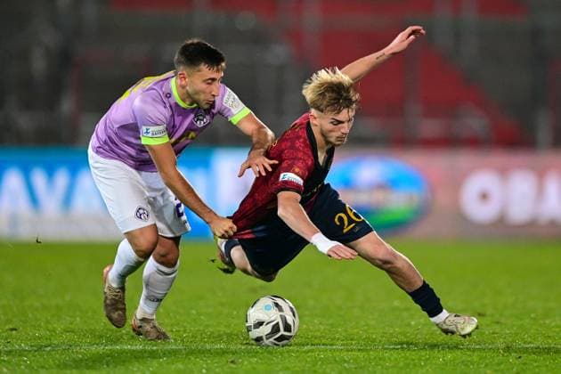 from left Dominik Meisel Wuerzburg, 24 Andy Breuer Unterhaching, 26 in duel, duel, tackle, dynamic, action, action, 31 10 2025, Unterhaching Germany , Football, Regionalliga Bayern, SpVgg Unterhaching FC Würzburger Kickers xslx