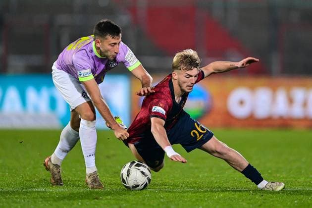 from left Dominik Meisel Wuerzburg, 24 Andy Breuer Unterhaching, 26 in duel, duel, tackle, dynamic, action, action, 31 10 2025, Unterhaching Germany , Football, Regionalliga Bayern, SpVgg Unterhaching FC Würzburger Kickers xslx