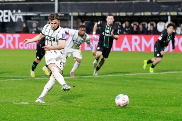 31 10 2025, xmohx, Soccer 2 Bundesliga, SV Elversberg Hannover 96 v l Lukas Petkov SV Elversberg awards the penalty DFL DFB REGULATIONS PROHIBIT ANY USE OF PHOTOGRAPHS as IMAGE SEQUENCES and or QUASI VIDEO Elversberg