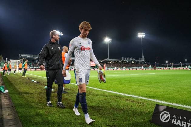 31 10 2025, 2 Bundesliga, Matchday 11, Preußen Münster Holstein Kiel, Lasse Rosenboom Holstein Kiel had to leave the pitch injured Münster Preußen Stadion NRW Germany xRHR PHOTO DEx Copyright: RHR-FOTOx RHR-FOTO DE