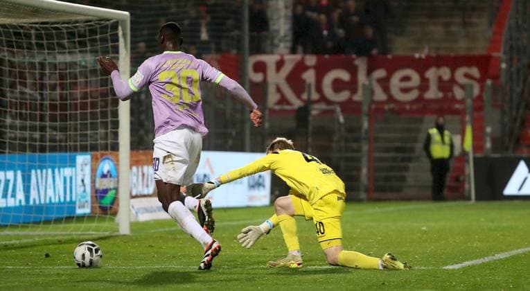 31 10 2025, xfsx, Herren, Fußball, Saison 2025 2026, Regionalliga Bayern, 16 Spieltag SpVgg Unterhaching FC Wuerzburger Kickers v li Tarsis Bonga FC Wuerzburger Kickers erzielt das Tor zum 0 2, scores the goal 0 2, Erion Avdija SpVgg Unterhaching Unterhaching uhlsport PARK Bayern Germany
