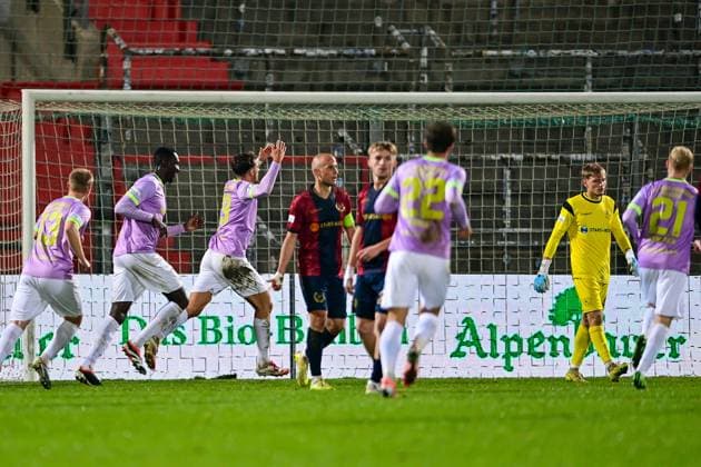 Wuerzburg players with goal celebration, celebration, goal celebration, celebrate the goal, goal, celebration, celebration of the goal to 0 2 by Tarsis Bonga Wuerzburg, 30 2 v li , optimistic, action, action, Unterhaching players looking disappointed, disappointment, frustration, disappointed, pessimistic, 31 10 2025, Unterhaching Germany , Football, Regionalliga Bayern, SpVgg Unterhaching FC Würzburger Kickers xslx