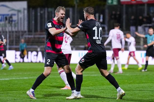 31 10 2025, xydrx, Fußball, 3 Liga, FC Viktoria Köln FC Ingolstadt 04, Saison 2025 2026, Sportpark Höhenberg Torjubel nach dem Tor zum 1 1 für den FC Viktoria Köln durch Torschütze David Otto FC Viktoria Köln 10 zusammen mit Lars Dietz FC Viktoria Köln 2 DFB regulations prohibit any use of photographs as image sequences and or quasi video Nordrhein Westfahlen Deutschland