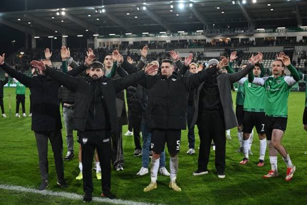 Münster players celebrate the victory, in front from left, the injured Malik Batmaz Preußen Münster , scorer Yassine Bouchama Preußen Münster 31 10 2025, Fußball 2 Bundesliga, Saison 2025 2026, 11 Spieltag, Preußen Münster Holstein Kiel DFL regulations prohibit any use of photographs as image sequences and or quasi video Muenster Preussenstadion Nordrhein Westfalen Germany Team2
