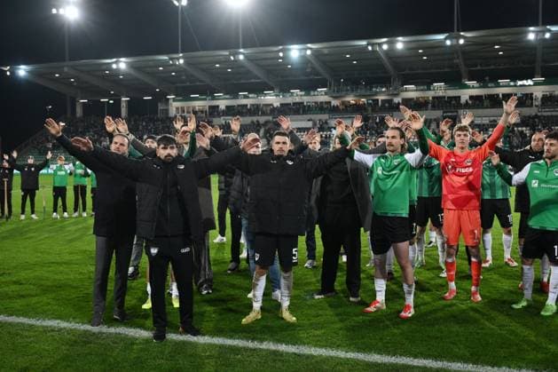 Münster players celebrate the victory, in front from left, the injured Malik Batmaz Preußen Münster , scorer Yassine Bouchama Preußen Münster 31 10 2025, Fußball 2 Bundesliga, Saison 2025 2026, 11 Spieltag, Preußen Münster Holstein Kiel DFL regulations prohibit any use of photographs as image sequences and or quasi video Muenster Preussenstadion Nordrhein Westfalen Germany Team2