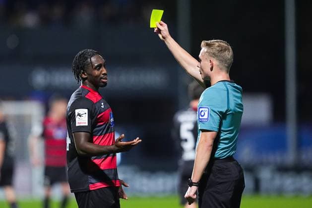 31 10 2025, xydrx, Football, 3 Liga, FC Viktoria Köln FC Ingolstadt 04, Season 2025 2026, Sportpark Höhenberg Sebastian Hilsberg Referee shows Frank Ronstadt FC Viktoria Köln 34 the yellow card DFB regulations prohibit any use of photographs as image sequences and or quasi video Nordrhein Westfahlen Germany