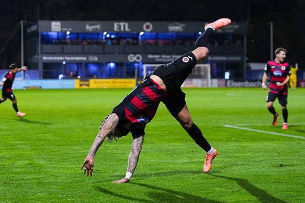 31 10 2025, xydrx, Fußball, 3 Liga, FC Viktoria Köln FC Ingolstadt 04, Saison 2025 2026, Sportpark Höhenberg Torjubel nach dem Tor zum 3 1 für den FC Viktoria Köln durch Torschütze Lex Tyger Lobinger FC Viktoria Köln 9 DFB regulations prohibit any use of photographs as image sequences and or quasi video Nordrhein Westfahlen Germany