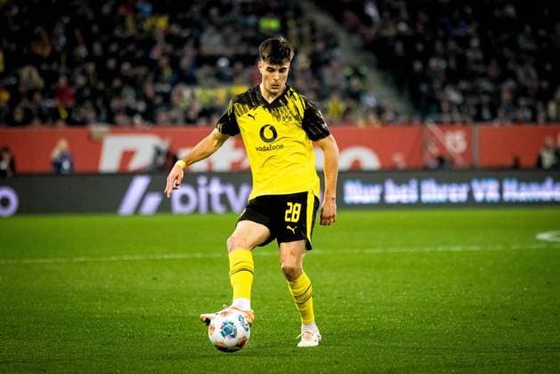 Fussball, Saison 2025 2026, 1. Bundesliga, WWK-Arena Augsburg, 9. Spieltag, FC Augsburg - Borussia Dortmund, 31.10.2025 31.10.2025, Fussball, Saison 2025 2026, 1. Bundesliga, WWK-Arena Augsburg, 9. Spieltag, FC Augsburg - BVB Borussia Dortmund, Freisteller Einzelbild 28 Aaron Anselmino (BVB Borussia Dortmund) Foto: Lucca Fundel DFL regulations prohibit any use of photographs as image sequences and or quasi-video Augsburg WWK-Arena Bayern Deutschland *** Football, Season 2025 2026, 1 Bundesliga, WWK Arena Augsburg, 9 Matchday, FC Augsburg Borussia Dortmund, 31 10 2025 31 10 2025, Football, Season 2025 2026, 1 Bundesliga, WWK Arena Augsburg, 9 Matchday, FC Augsburg BVB Borussia Dortmund, cropped single image 28 Aaron Anselmino BVB Borussia Dortmund Photo Lucca Fundel DFL regulations prohibit any use of photographs as image sequences and or quasi video Augsburg WWK Arena Bayern Germany
